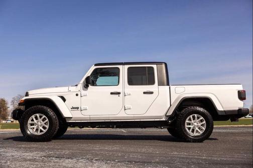 Bright White Clearcoat 2023 Jeep Gladiator Sport S