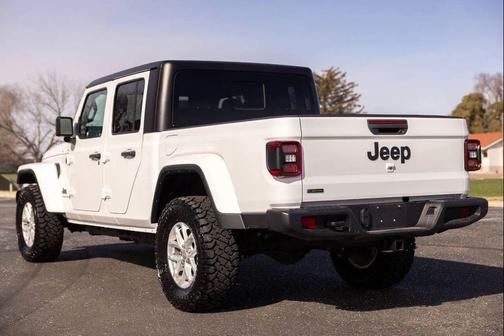 Bright White Clearcoat 2023 Jeep Gladiator Sport S