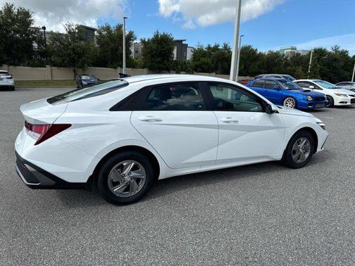 2025 Hyundai ELANTRA SE