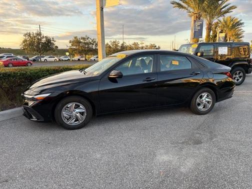 2024 Hyundai ELANTRA SE