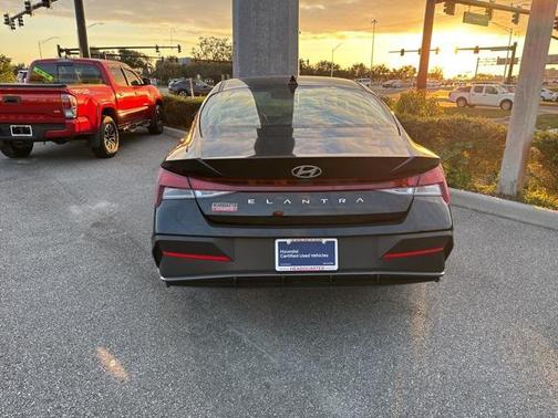 2024 Hyundai ELANTRA SE