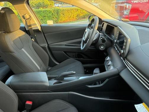 2024 Hyundai ELANTRA SE