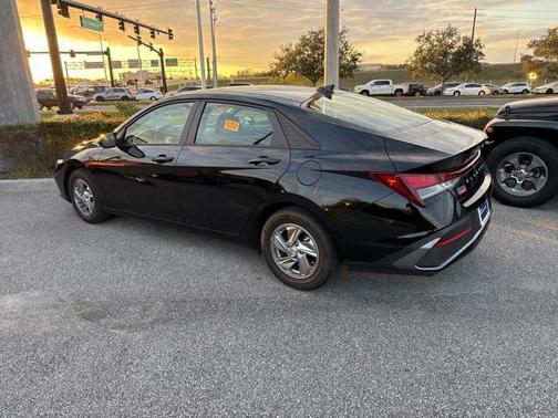 2024 Hyundai ELANTRA SE