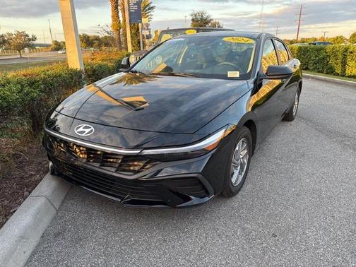 2024 Hyundai ELANTRA SE