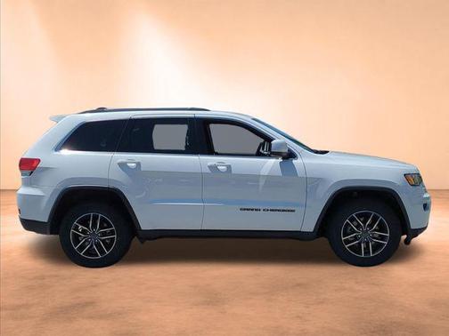 Bright White Clearcoat 2019 Jeep Grand Cherokee Laredo
