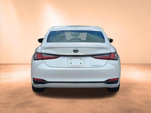 Eminent White Pearl 2022 Lexus ES 300h Ultra Luxury