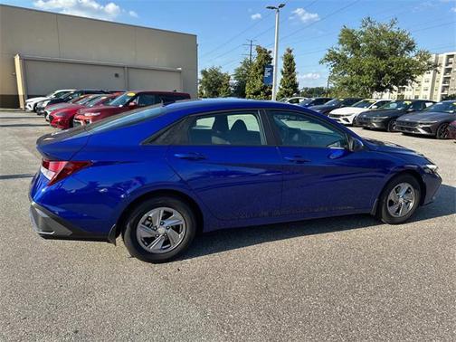 2024 Hyundai ELANTRA SE