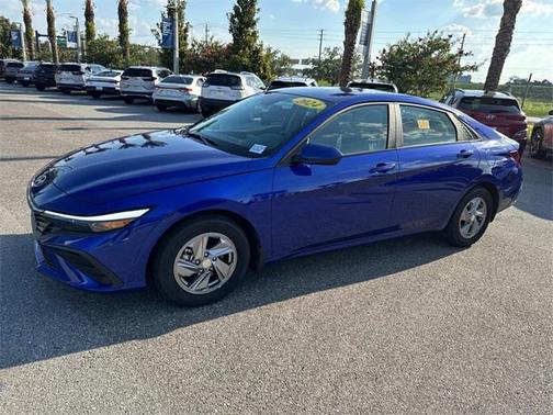 2024 Hyundai ELANTRA SE