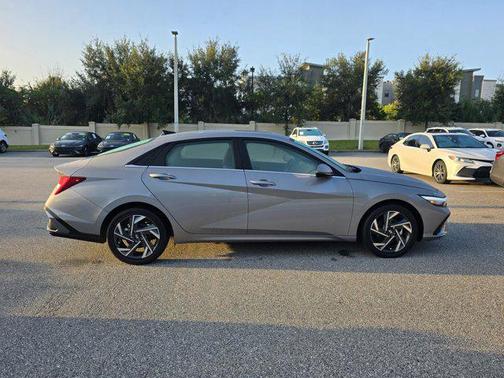 2025 Hyundai ELANTRA Limited