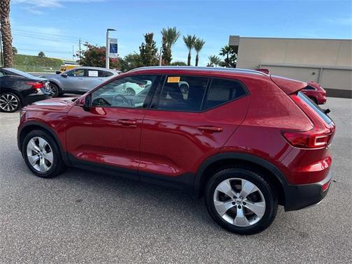 2019 Volvo XC40 T5 Momentum