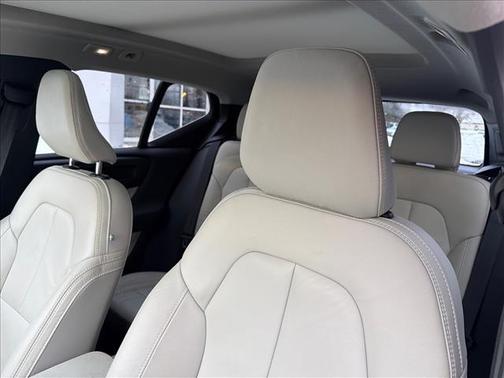 2023 Volvo XC40 Plus Bright Theme