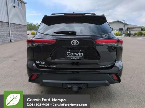 Amber 2022 Toyota Highlander XLE