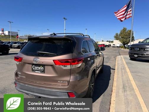 Beige 2017 Toyota Highlander XLE