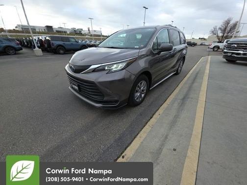2022 Toyota Sienna LE