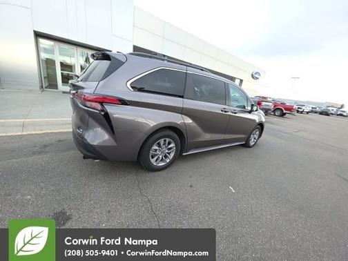 2022 Toyota Sienna LE