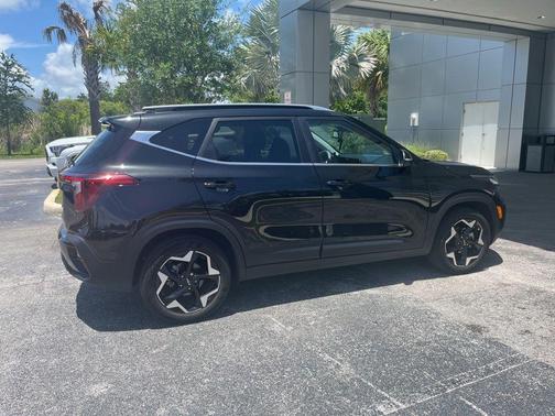 Fusion Black 2024 Kia Seltos EX