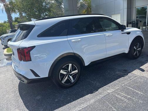 Glacial White Pearl 2022 Kia Sorento S