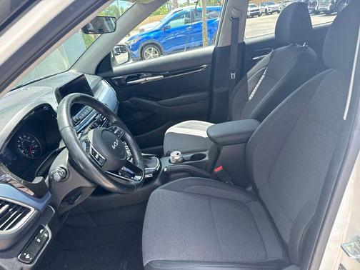 Snow White Pearl 2022 Kia Seltos S