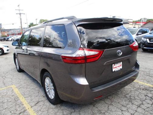 2017 Toyota Sienna XLE