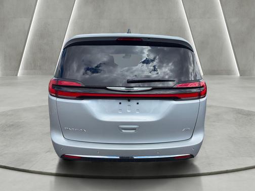 Silver Mist Clearcoat 2026 Chrysler Pacifica Select
