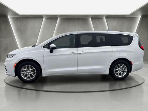 Bright White Clearcoat 2023 Chrysler Pacifica Touring