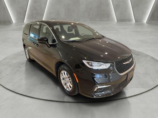 Diamond Black 2026 Chrysler Pacifica Select
