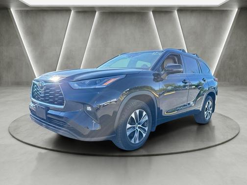 Midnight Black Metallic 2021 Toyota Highlander XLE