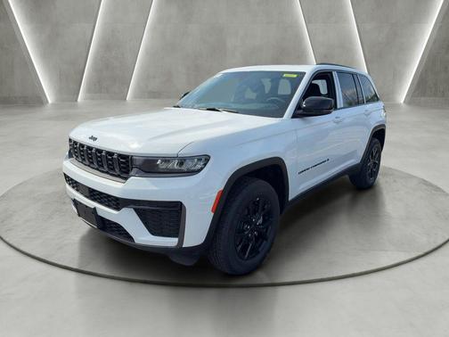 Bright White Clearcoat 2026 Jeep Grand Cherokee Laredo