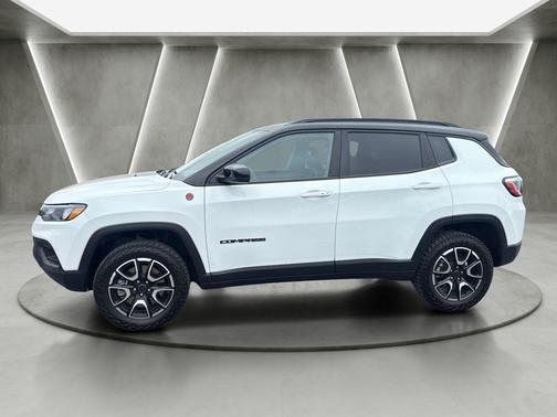 Bright White Clearcoat 2025 Jeep Compass Trailhawk