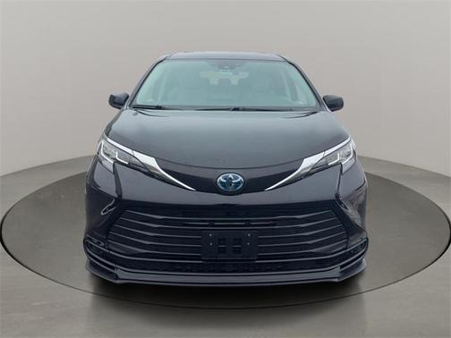2023 Toyota Sienna LE