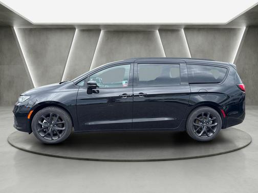 Diamond Black 2026 Chrysler Pacifica Limited