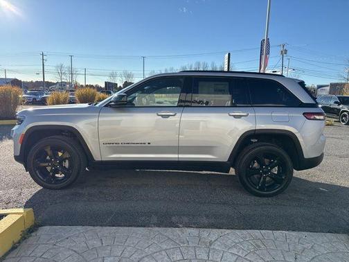 2025 Jeep Grand Cherokee Laredo