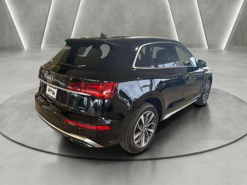 Mythos Black Metallic 2024 Audi Q5 45 S line quattro Premium