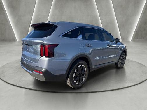Everlasting Silver 2025 Kia Sorento S