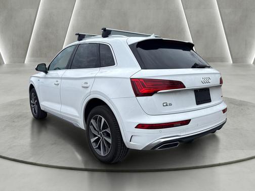 Arkona White 2024 Audi Q5 45 S line quattro Premium