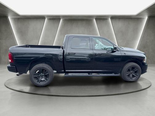 Brilliant Black Crystal Pearlcoat 2017 RAM 1500 Sport