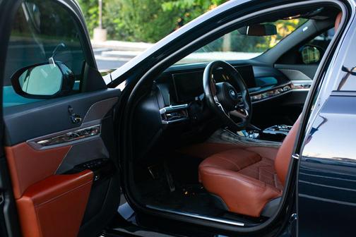Carbon Black Metallic 2023 BMW i7 xDrive60