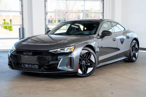 Daytona Gray Pearl Effect 2022 Audi RS e-tron GT quattro