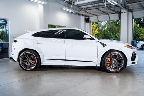 2022 Lamborghini Urus Base