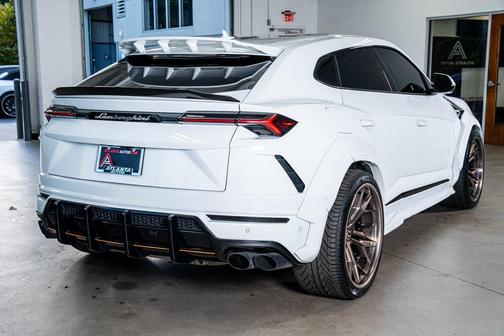 2022 Lamborghini Urus Base