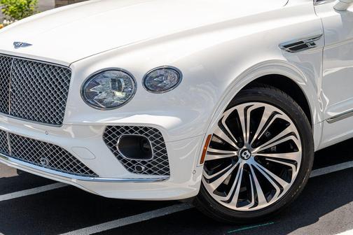 White 2021 Bentley Bentayga Hybrid AWD
