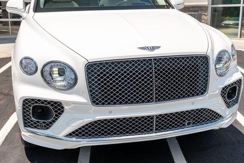 White 2021 Bentley Bentayga Hybrid AWD