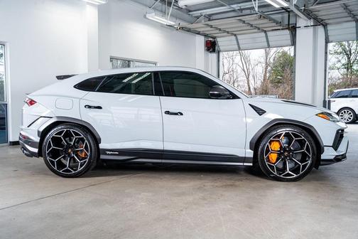 2024 Lamborghini Urus Performante