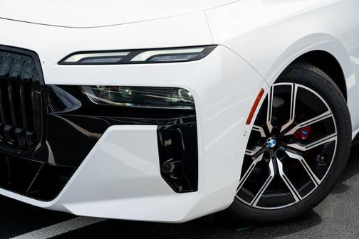 Alpine White 2023 BMW 740 i