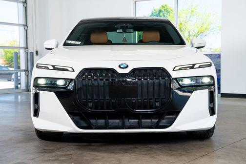 Alpine White 2023 BMW 740 i