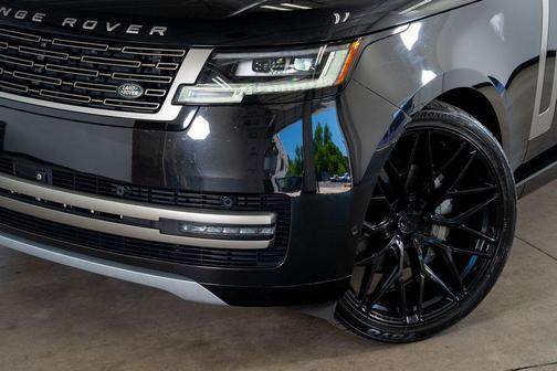 Black 2022 Land Rover Range Rover P400 SE