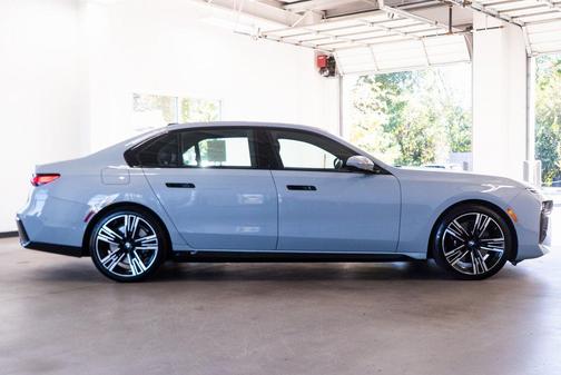 2023 BMW 740 i