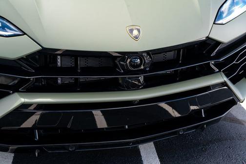 Green 2025 Lamborghini Urus SE