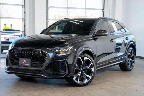 Mythos Black Metallic 2023 Audi RS Q8 4.0T