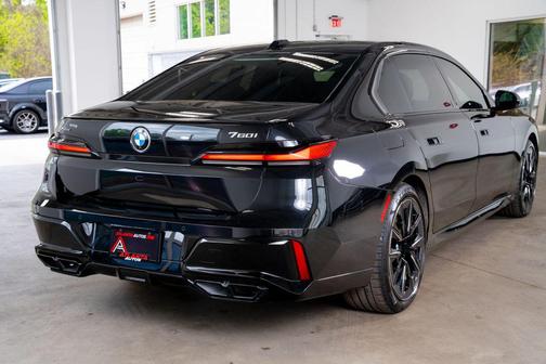 Black Sapphire Metallic 2023 BMW 760 i xDrive